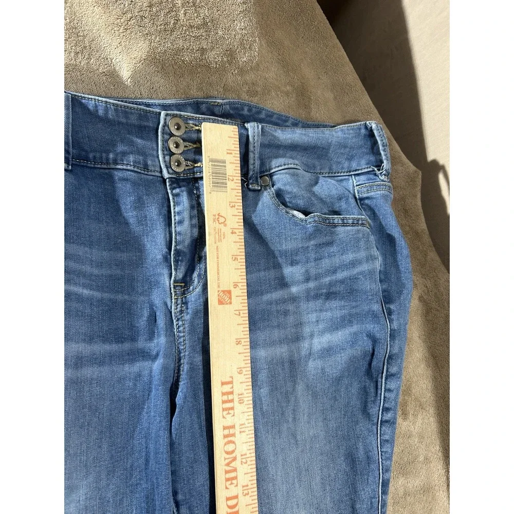 Torrid Size 16 XS Super Soft Jegging Jeans Medium Wash 3-Button Extra Short